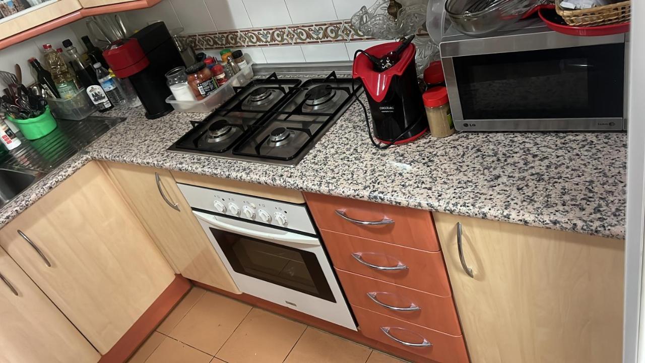 Casa Ideal Familias Y Grupos Con Balcones Exterior Soleada Patios Cerca Alhambra, Sierra Nevada, Rio Genil, Lancha Del Genil, Parque Llano Y Reloj Del Sol Con Barbacoas, Campo De Futbol, Circuito Gimnasia Accommodatie bij particulieren