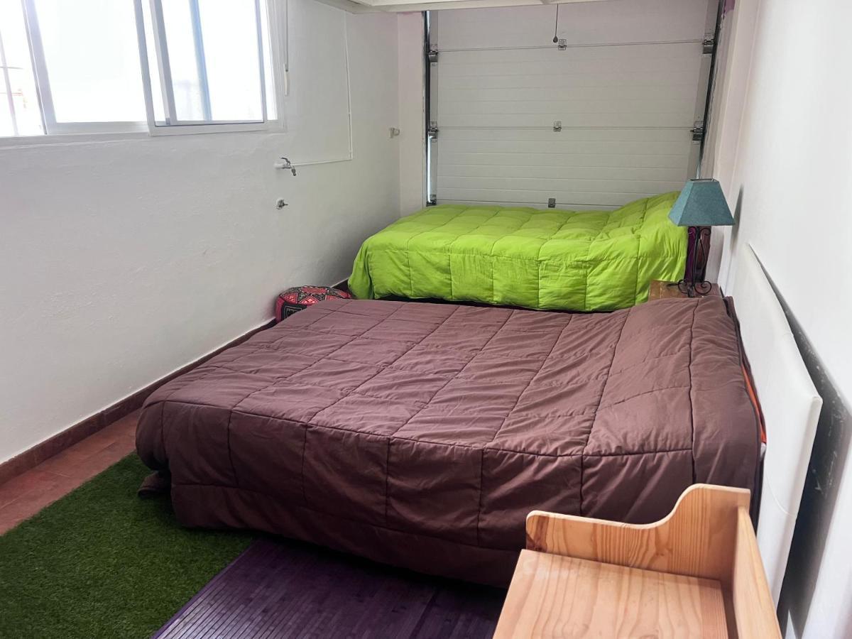 Accommodatie bij particulieren Casa Ideal Familias Y Grupos Con Balcones Exterior Soleada Patios Cerca Alhambra, Sierra Nevada, Rio Genil, Lancha Del Genil, Parque Llano Y Reloj Del Sol Con Barbacoas, Campo De Futbol, Circuito Gimnasia Granada