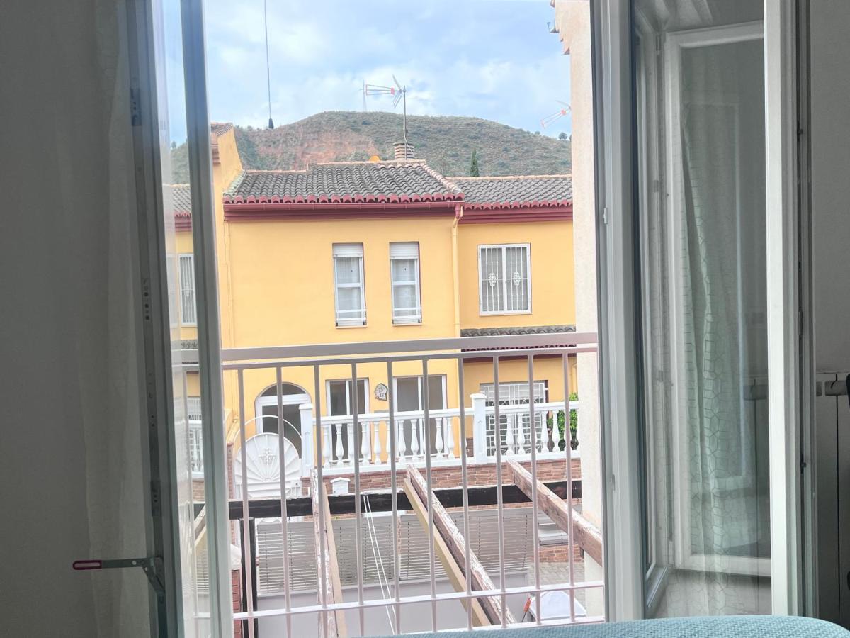 Casa Ideal Familias Y Grupos Con Balcones Exterior Soleada Patios Cerca Alhambra, Sierra Nevada, Rio Genil, Lancha Del Genil, Parque Llano Y Reloj Del Sol Con Barbacoas, Campo De Futbol, Circuito Gimnasia Accommodatie bij particulieren Granada