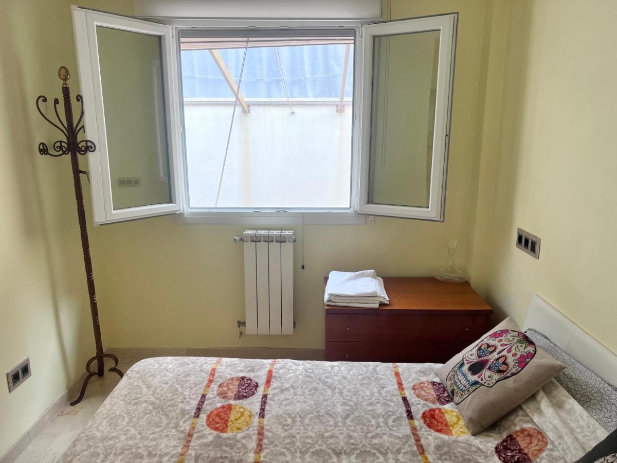 Casa Ideal Familias Y Grupos Con Balcones Exterior Soleada Patios Cerca Alhambra, Sierra Nevada, Rio Genil, Lancha Del Genil, Parque Llano Y Reloj Del Sol Con Barbacoas, Campo De Futbol, Circuito Gimnasia Accommodatie bij particulieren