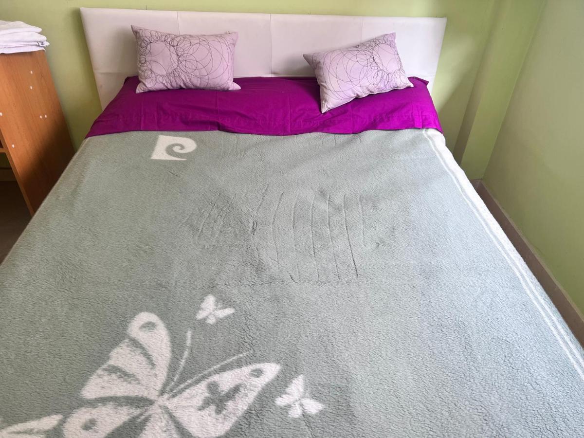Accommodatie bij particulieren Casa Ideal Familias Y Grupos Con Balcones Exterior Soleada Patios Cerca Alhambra, Sierra Nevada, Rio Genil, Lancha Del Genil, Parque Llano Y Reloj Del Sol Con Barbacoas, Campo De Futbol, Circuito Gimnasia Granada