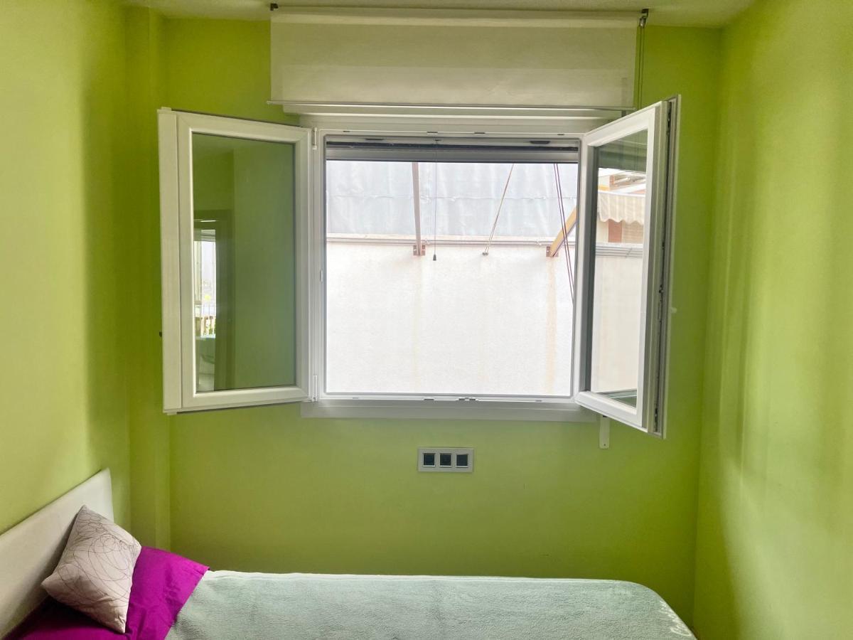 Casa Ideal Familias Y Grupos Con Balcones Exterior Soleada Patios Cerca Alhambra, Sierra Nevada, Rio Genil, Lancha Del Genil, Parque Llano Y Reloj Del Sol Con Barbacoas, Campo De Futbol, Circuito Gimnasia Accommodatie bij particulieren