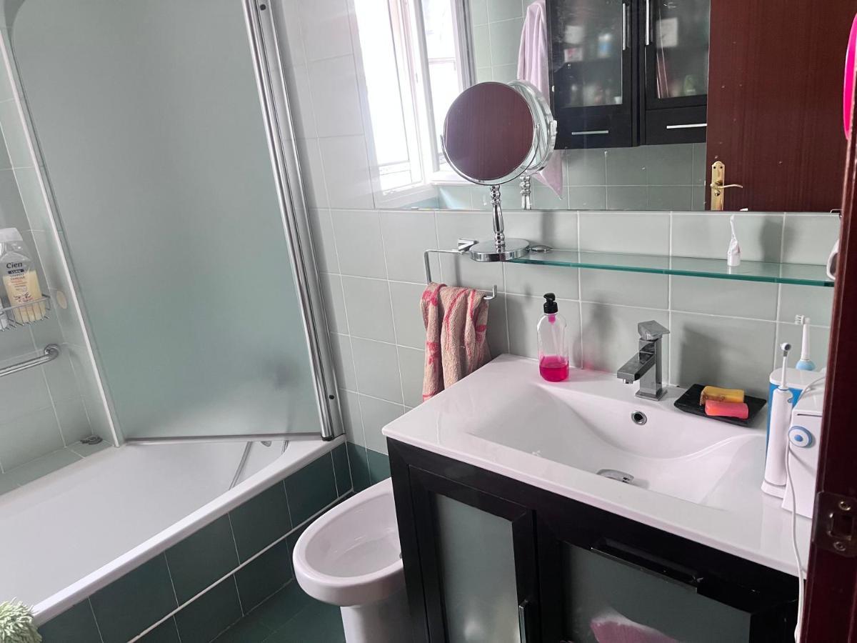 Casa Ideal Familias Y Grupos Con Balcones Exterior Soleada Patios Cerca Alhambra, Sierra Nevada, Rio Genil, Lancha Del Genil, Parque Llano Y Reloj Del Sol Con Barbacoas, Campo De Futbol, Circuito Gimnasia Accommodatie bij particulieren *