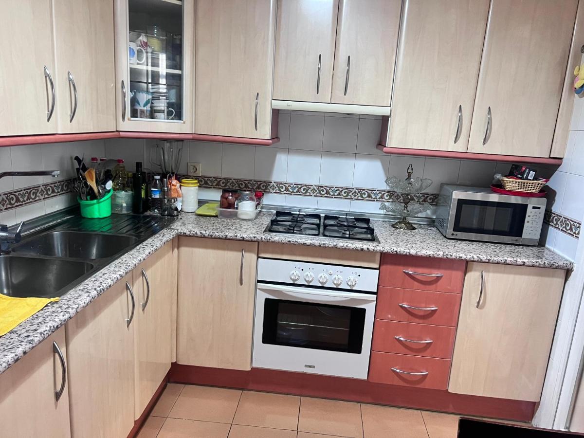 Casa Ideal Familias Y Grupos Con Balcones Exterior Soleada Patios Cerca Alhambra, Sierra Nevada, Rio Genil, Lancha Del Genil, Parque Llano Y Reloj Del Sol Con Barbacoas, Campo De Futbol, Circuito Gimnasia Accommodatie bij particulieren Granada