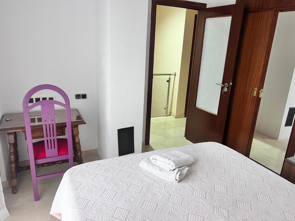 Casa Ideal Familias Y Grupos Con Balcones Exterior Soleada Patios Cerca Alhambra, Sierra Nevada, Rio Genil, Lancha Del Genil, Parque Llano Y Reloj Del Sol Con Barbacoas, Campo De Futbol, Circuito Gimnasia Accommodatie bij particulieren Granada