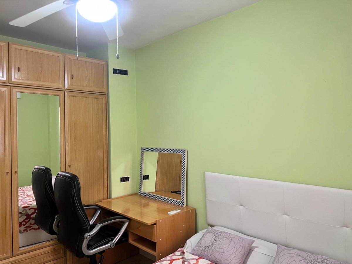 Accommodatie bij particulieren Casa Ideal Familias Y Grupos Con Balcones Exterior Soleada Patios Cerca Alhambra, Sierra Nevada, Rio Genil, Lancha Del Genil, Parque Llano Y Reloj Del Sol Con Barbacoas, Campo De Futbol, Circuito Gimnasia