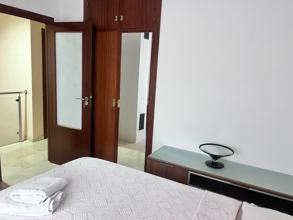 Casa Ideal Familias Y Grupos Con Balcones Exterior Soleada Patios Cerca Alhambra, Sierra Nevada, Rio Genil, Lancha Del Genil, Parque Llano Y Reloj Del Sol Con Barbacoas, Campo De Futbol, Circuito Gimnasia Accommodatie bij particulieren Granada
