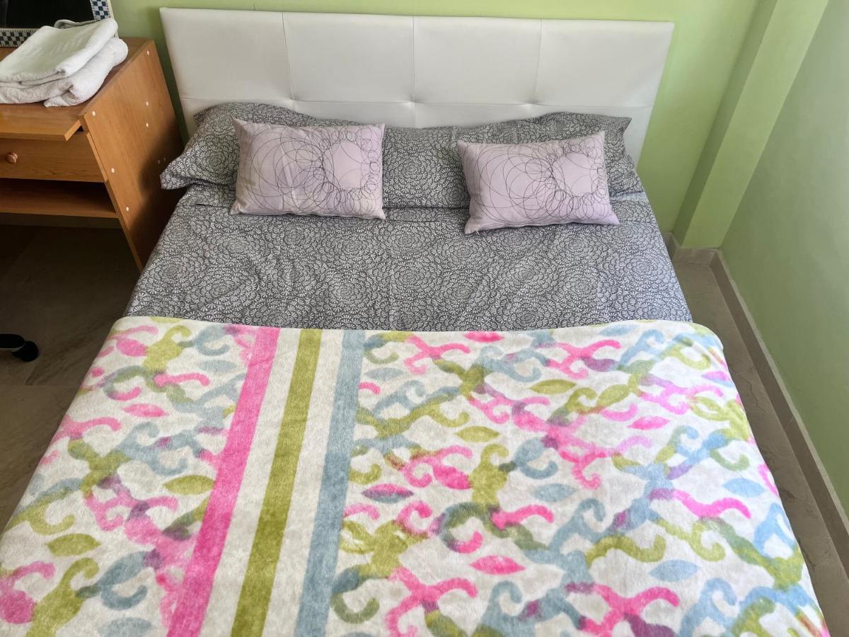Accommodatie bij particulieren Casa Ideal Familias Y Grupos Con Balcones Exterior Soleada Patios Cerca Alhambra, Sierra Nevada, Rio Genil, Lancha Del Genil, Parque Llano Y Reloj Del Sol Con Barbacoas, Campo De Futbol, Circuito Gimnasia Granada