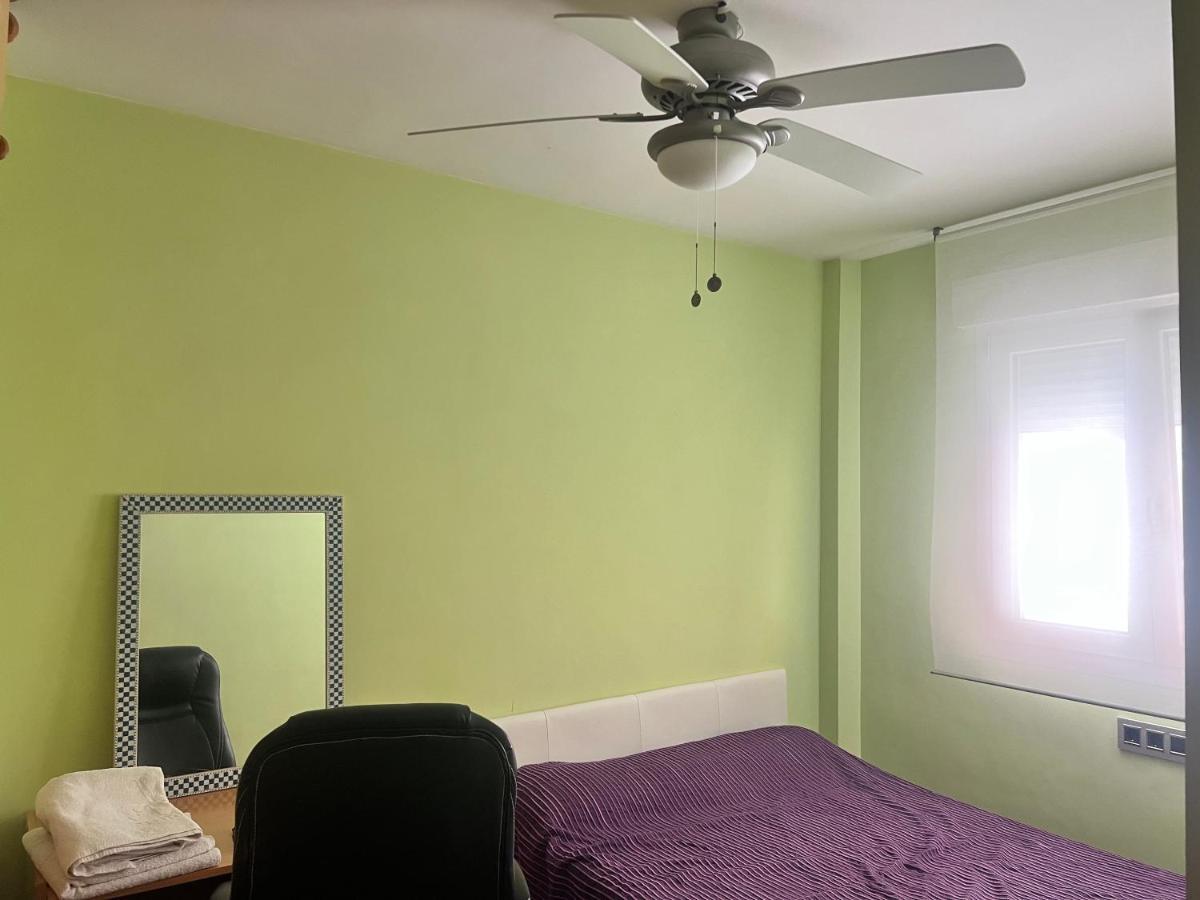 Accommodatie bij particulieren Casa Ideal Familias Y Grupos Con Balcones Exterior Soleada Patios Cerca Alhambra, Sierra Nevada, Rio Genil, Lancha Del Genil, Parque Llano Y Reloj Del Sol Con Barbacoas, Campo De Futbol, Circuito Gimnasia