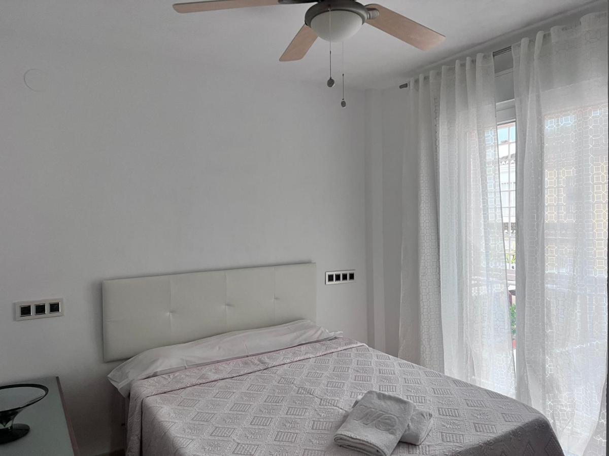Casa Ideal Familias Y Grupos Con Balcones Exterior Soleada Patios Cerca Alhambra, Sierra Nevada, Rio Genil, Lancha Del Genil, Parque Llano Y Reloj Del Sol Con Barbacoas, Campo De Futbol, Circuito Gimnasia Accommodatie bij particulieren Granada