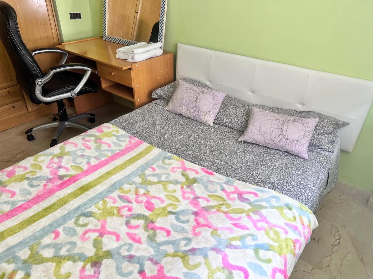 Accommodatie bij particulieren Casa Ideal Familias Y Grupos Con Balcones Exterior Soleada Patios Cerca Alhambra, Sierra Nevada, Rio Genil, Lancha Del Genil, Parque Llano Y Reloj Del Sol Con Barbacoas, Campo De Futbol, Circuito Gimnasia Granada